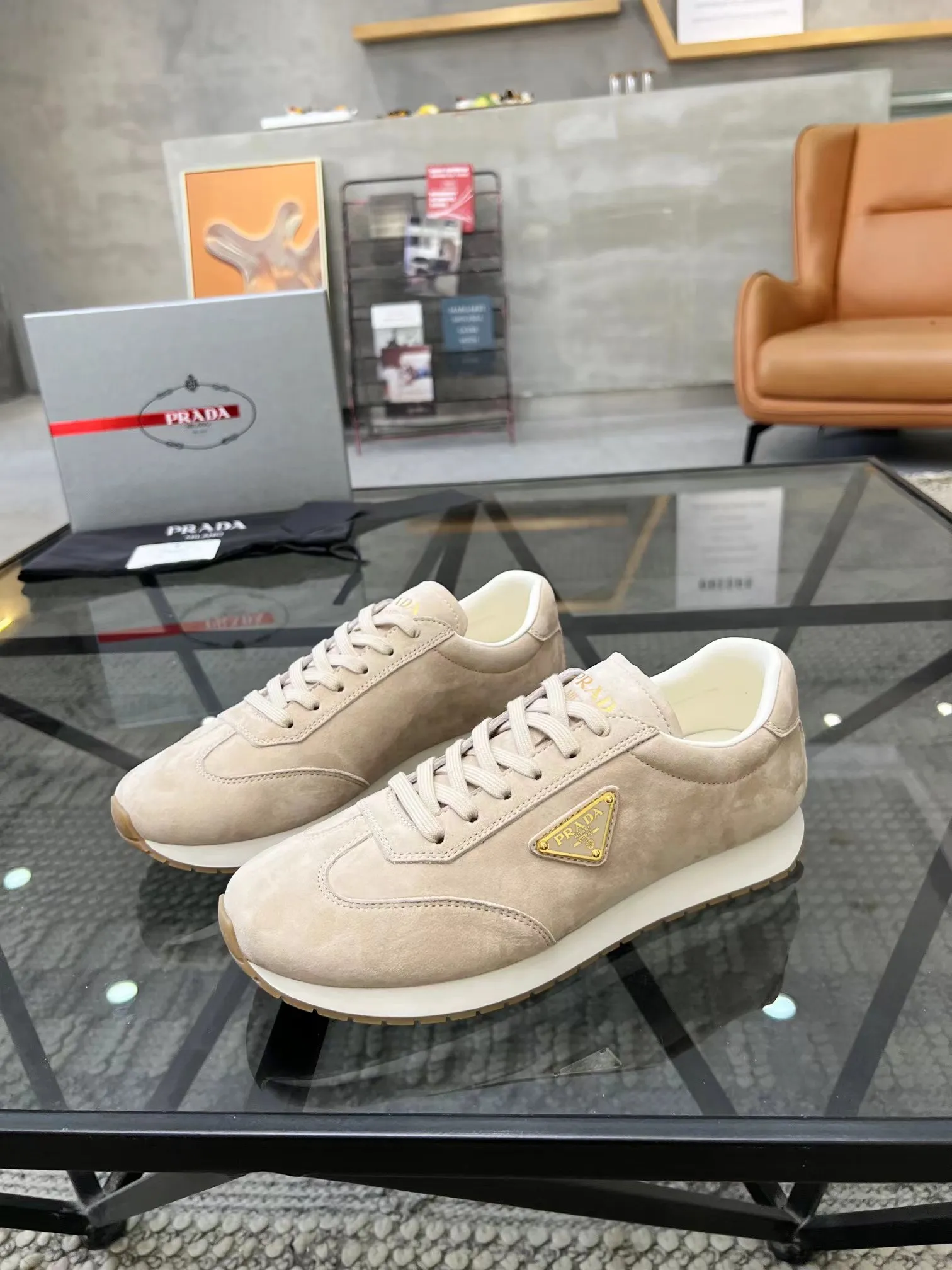 P400 38-45 Prada Prada’s new men’s leather sneakers, the highest version on the market, any comparison is welcome🆚! The original leather has excellent texture and is super high-end! Fetal sheep net lining imported from Italy, removable pad! Luxurious materials and fine workmanship, highly recommended!